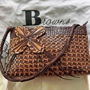SHOULDER BAG, BY BROWNS HOLT RENFREW, LEATHER, TOP ZIP, HAS POCKETS, ACCENT